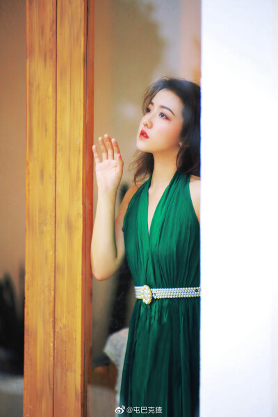 凛冬未至 酷暑已过 现在是去见你的最好季节
出境／@-张诗佩
摄影/@屯巴克猹
#重庆约拍##杭州约拍# ​​​