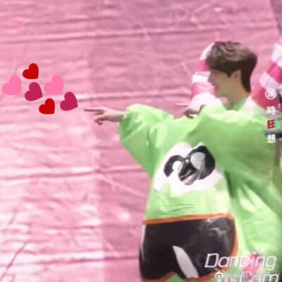 战战王一博搞笑照片