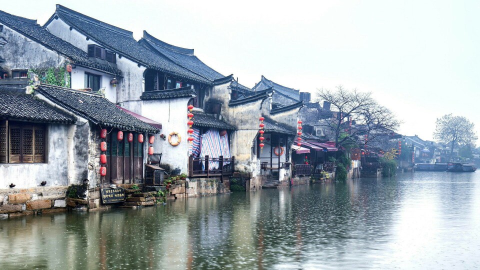 水秀山清眉远长，
归来闲倚小阁窗。
春风不解江南雨，
笑看雨巷寻客尝。
