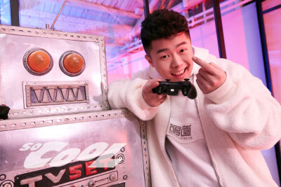 ✨✨神仙可爱孟鹤堂，
                               人间甜饼周九良。✨✨