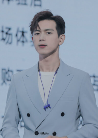 #李现1019生日快乐# 「李现演的哪一个角色最像他呢？」我觉得是韩商言—GUN神。一个是备受欢迎青年演员，一个是天赋异禀的曾青年电竞选手，他们都被聚光灯，被粉丝追逐着，包围着；他们也都受到来自各方面的质疑、…