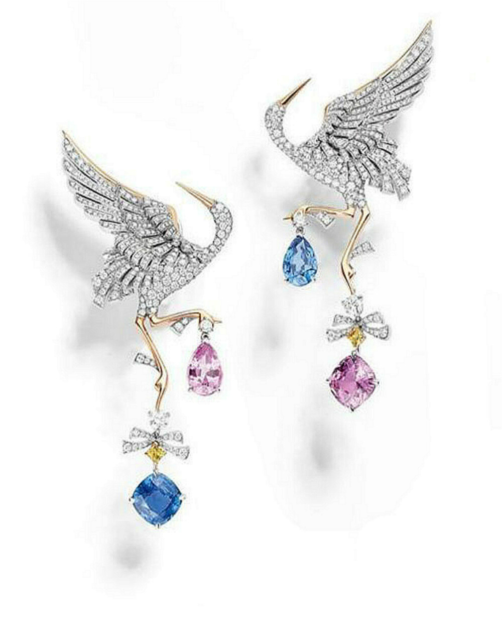 尚美(Chaumet)Majestic Birds-“Rees Ciels de Chaumet系列仙鹤耳环，两只仙鹤正在枝头展现它优美的舞姿。耳环上镶有一个垫式锡兰蓝宝石，重2.91克拉，一个垫切的粉红蓝宝石，重量2.84克拉，一个2.01克拉梨形粉红蓝宝石，2.05克拉梨形蓝色蓝宝石，黄色蓝宝石，和钻石。