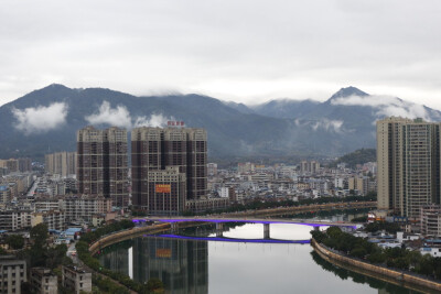 窗外的晴雨天