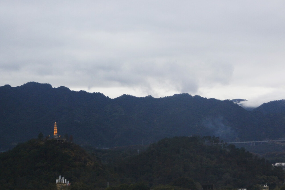 窗外的晴雨天