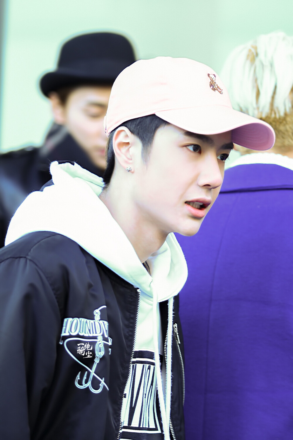 熊博士拍摄 @uniq-王一博 cr:logo