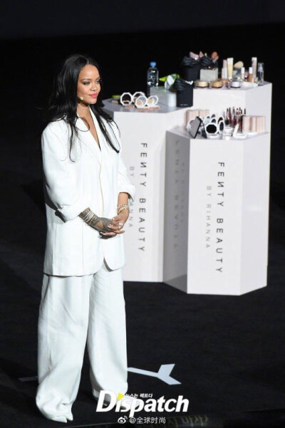 #Rihanna白色西装# Rihanna现身韩国，为自己的彩妆品牌Fenty Beauty宣传，白色霸气阔版西装造型，这次是成功女企业家·蕾哈娜。