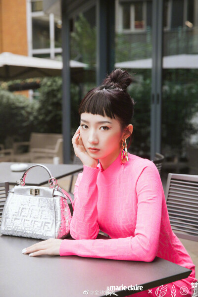 #孟美岐看秀造型# 孟美岐亮相 FENDI 2020S/S 秀场前排，身着玫粉色连衣长裙，齐刘海丸子头发型，颜色亮眼也带着一丝可爱，本就是去赴一场时尚盛会，尝试些新造型总是好的～