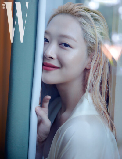 崔雪莉（Sulli、최진리，1994年3月29日—2019年10月14日），出生于韩国釜山，韩国女歌手、演员、主持人，毕业于首尔表演艺术中学。