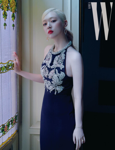 崔雪莉（Sulli、최진리，1994年3月29日—2019年10月14日），出生于韩国釜山，韩国女歌手、演员、主持人，毕业于首尔表演艺术中学。