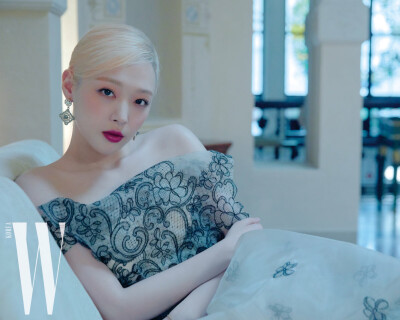 崔雪莉（Sulli、최진리，1994年3月29日—2019年10月14日），出生于韩国釜山，韩国女歌手、演员、主持人，毕业于首尔表演艺术中学。