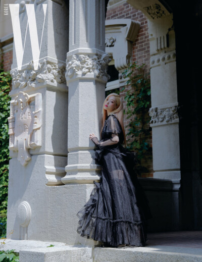 崔雪莉（Sulli、최진리，1994年3月29日—2019年10月14日），出生于韩国釜山，韩国女歌手、演员、主持人，毕业于首尔表演艺术中学。