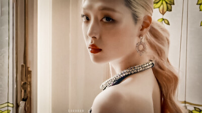 崔雪莉（Sulli、최진리，1994年3月29日—2019年10月14日），出生于韩国釜山，韩国女歌手、演员、主持人，毕业于首尔表演艺术中学。