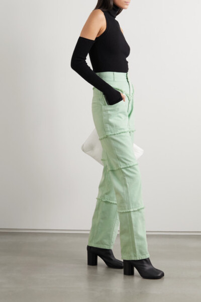 AMBUSH® 独辟蹊径的改造令衣橱必备款焕发出了全新的活力。这款直筒裤裁自硬挺的牛仔布，呈清新的薄荷色调。它设有个性拼缝细节，且保留了自然的磨边效果。