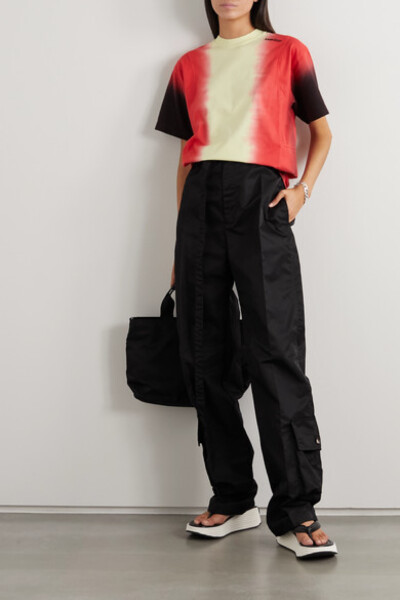 
大胆配色和扎染图样可谓 AMBUSH® 2020 春夏系列的两大主打元素，这款 T 恤便是有力证明。单品裁自纯棉平纹布，宽大衣身上绣有小巧的品牌 Logo。不妨搭配休闲裤或垮裆牛仔裤，打造随性的街头风造型。