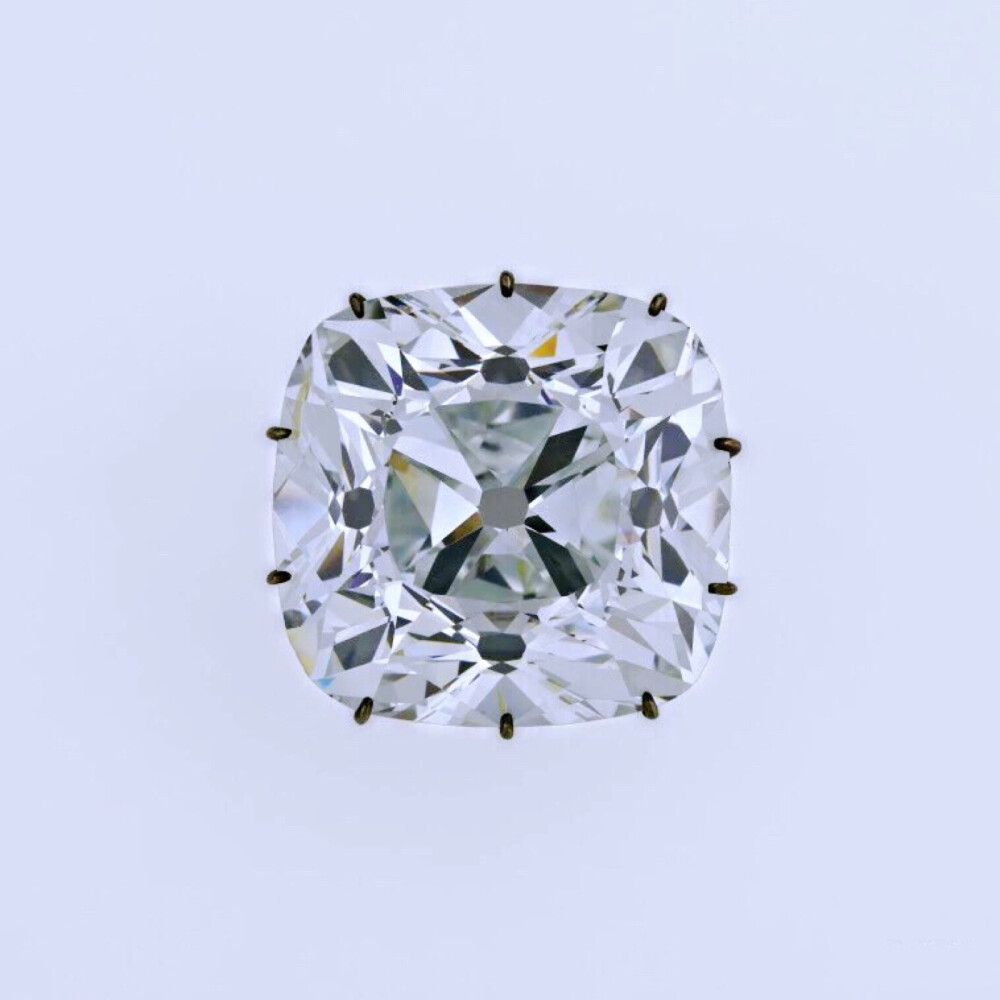 Le Régent 钻石
重140.64ct，1698年发现于印度
1702年由印度圣乔治堡长官 Thomas Pitt 购入，1717年易手至法国摄政王、奥尔良公爵 Philippe II，1887年纳入卢浮宫博物馆馆藏。