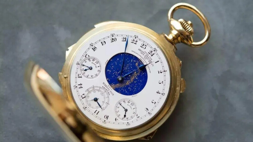 世界上最贵的五枚钟表之二——百达翡丽（PATEK PHILIPPE） “亨利·格雷夫”超级复杂功能怀表
这枚百达翡丽（PATEK PHILIPPE）怀表来自20世纪最重要的钟表收藏家--美国银行家 Henry Graves亨利·格雷夫。他专门向百达翡丽（PATEK PHILIPPE）定制了这样一枚怀表。这枚有双面表盘的怀表用了八年时间才设计并生产出来，总共有24项不同功能。甚至连星空显示功能，都是定制的纽约上方的星空。
在面世之后50多年内，这枚怀表都是世界上最复杂的钟表，没有之一。