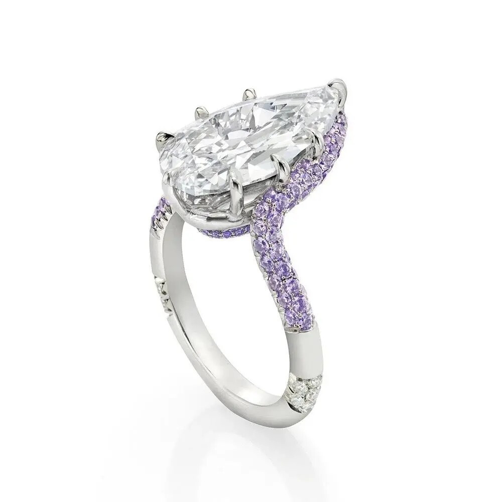 苏富比（Sotheby’s Diamonds）「Corderou」铂金戒指
主石为一颗5.09ct的水滴形切割钻石，达到 D 色，点缀紫色蓝宝石。
戒指的设计师巧妙利用主石的切割琢形，搭配紫色蓝宝石镶边来突出钻石的尖角轮廓，两端自然延伸为铂金打造的戒壁，具有出色的整体感。镶座下方同样点缀紫色蓝宝石厘石，从不同角度都能欣赏到明快的紫粉色调。