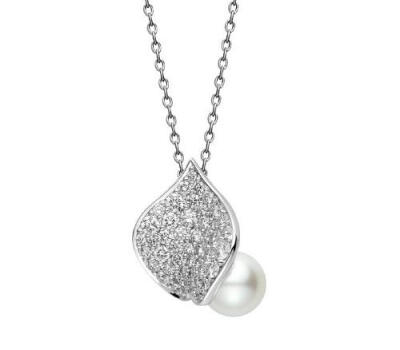 御木本（MIKIMOTO）推出2019全新“Les Pétales Place Vendôme”珠宝单品
御木本（MIKIMOTO）“Les Pétales Place Vendôme 吊链”
莹润婉约的日本Akoya珍珠，与闪烁夺目的钻石相互辉映，描绘出一片飘落在旺多姆广场…