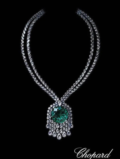 萧邦（Chopard）近期推出2020新一季高级珠宝系列——“Exceptional Gemstones”，以稀有贵重宝石为主要元素，通过单主石结构、彩宝镶边、钻石流苏等设计来突出每一颗主石的天然美感。新作汇集了哥伦比亚、斯里兰卡、…