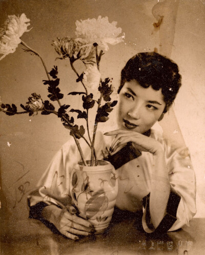 1955年7月10日，李丽华送给廖氏的签名照。香港国际艺术人像摄影公司（九龙弥敦道三十号）