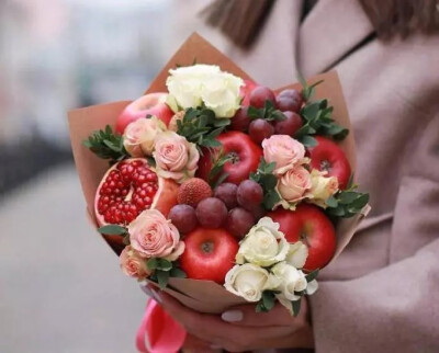 情人节收到这样的一束鲜果花，你会喜欢吗？情人节快乐！