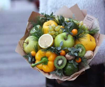 情人节收到这样的一束鲜果花，你会喜欢吗？情人节快乐！