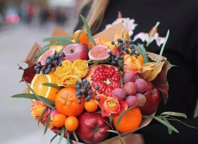 情人节收到这样的一束鲜果花，你会喜欢吗？情人节快乐！