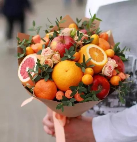 情人节收到这样的一束鲜果花，你会喜欢吗？情人节快乐！