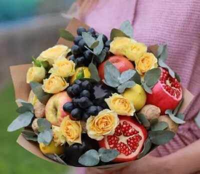 情人节收到这样的一束鲜果花，你会喜欢吗？情人节快乐！