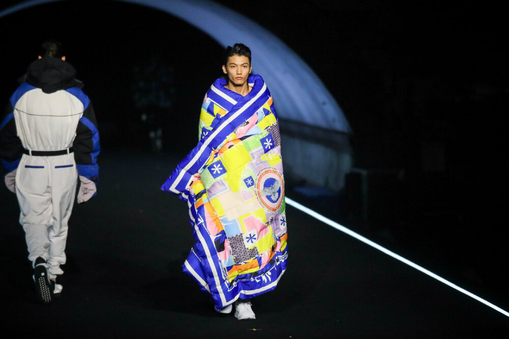 太惊艳了！今夜，#断桥时装秀#成为时尚焦点。中国原创设计正在迎来新的生命力，国潮设计师品牌、国宝跨界创意，国际顶级大牌在杭州，在西湖，在断桥。
