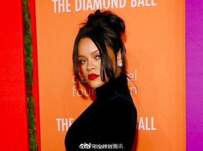 #蕾哈娜 黑色丝绒鱼骨伞裙#Rihanna出席The Diamond Ball慈善晚会，黑色高领紧身丝绒鱼尾裙，红唇妆容霸气登场，Shine bright like a diamond～