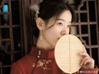 #川黛#婉约的身影，从白墙青石的窄巷里碎步走出，斜倚在雕花的窗棂旁，宛若一幅旧时的画。
服装：丹枫 @乔恩川黛 @黄乔恩
出镜：晶晶
摄影／后期：@云味少女呀 ​