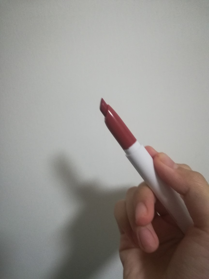 这是我从我闺蜜那里种草来的一只口红 个人感觉很好看 就给大家分享一下
牌子：卡拉泡泡
色号LOVE LIFE（砖红色）
某宝价格:52.9（劵后49.9）目前是这个价格
质地挺滋润 也很好涂抹 我是涂完润唇膏之后涂的口红 至于什么成膜沾杯什么的我也不是很懂 毕竟不是专业的 只是突发奇想想安利一下
第一次做这种 有什么不对的欢迎评论（图片仅供参考）
就酱 拜拜啦