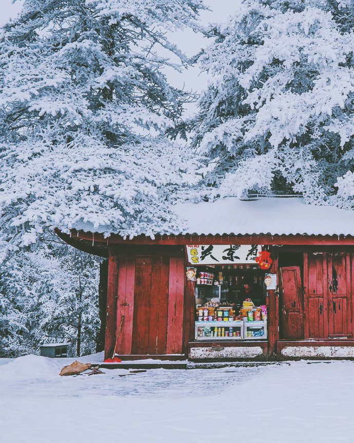 峨眉山 云拥半岭雪，花吐一溪烟！