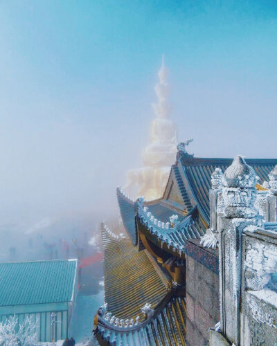 峨眉山 云拥半岭雪，花吐一溪烟！