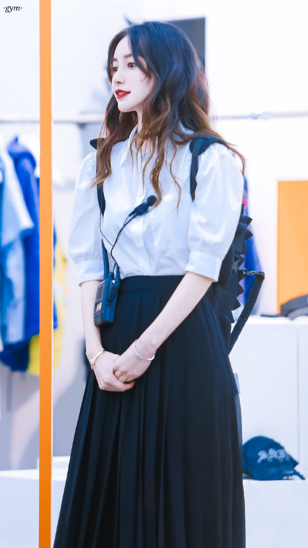 杨颖（Angelababy），1989年2月28日出生于上海市，华语影视女演员、时尚模特。2003年，Angelababy以模特身份在香港出道。2007年，她开始将工作重心转向大银幕。2011年在爱情片《夏日乐悠悠》中首次担任女主角。2012年凭借言情片《第一次》获得第13届华语电影传媒大奖最受瞩目女演员奖。2014年凭借真人秀《奔跑吧兄弟》赢得广泛关注；同年，她还因出演古装片《狄仁杰之神都龙王》获得第21届北京大学生电影节最受欢迎女演员奖。2015年，其主演的冒险片《鬼吹灯之寻龙诀》票房突破16亿人民币，而她也凭借该片获得第33届大众电影百花奖最佳女配角奖。2017年其主演的古装剧《孤芳不自赏》取得全国同时段电视剧收视冠军。创业时代。