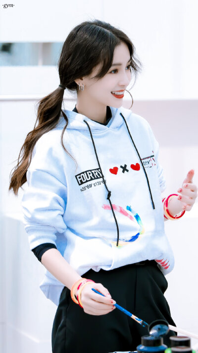 杨颖（Angelababy），1989年2月28日出生于上海市，华语影视女演员、时尚模特。2003年，Angelababy以模特身份在香港出道。2007年，她开始将工作重心转向大银幕。2011年在爱情片《夏日乐悠悠》中首次担任女主角。2012…