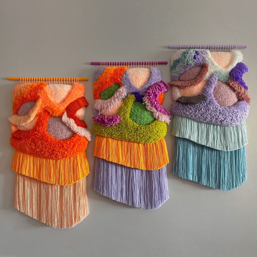 由丝绸、羊毛和棉织成的彩色挂毯～西班牙艺术家 Judit Just（ jujujust）用传统的和最新的编织技术在即兴创作的充满活力的壁毯。缎带、粘胶流苏、丝线、线带、软毛构成独特的颜色、质地和形状组合。