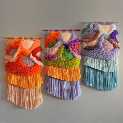 由丝绸、羊毛和棉织成的彩色挂毯～西班牙艺术家 Judit Just（ jujujust）用传统的和最新的编织技术在即兴创作的充满活力的壁毯。缎带、粘胶流苏、丝线、线带、软毛构成独特的颜色、质地和形状组合。