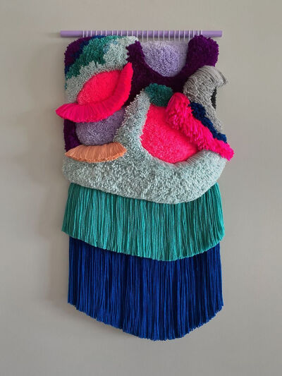 由丝绸、羊毛和棉织成的彩色挂毯～西班牙艺术家 Judit Just（ jujujust）用传统的和最新的编织技术在即兴创作的充满活力的壁毯。缎带、粘胶流苏、丝线、线带、软毛构成独特的颜色、质地和形状组合。