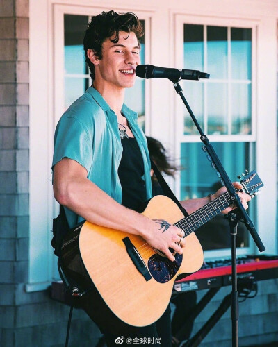 #Shawn Mendes# 出席活动现场图，萌德的笑容总是那么富有感染力。