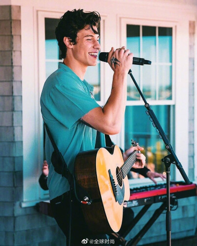 #Shawn Mendes# 出席活动现场图，萌德的笑容总是那么富有感染力。