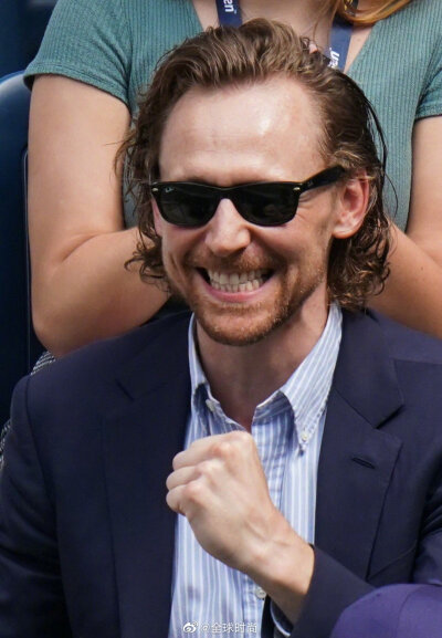 #Tom Hiddleston# 现身美网公开赛观众席，依旧是西装革履的抖森，这次观赛情绪很高涨～