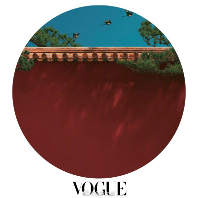 #雎晓雯齐刘海复古造型# 雎晓雯登《VOGUE》十月刊封面，如古典画般的鲜明色彩，以及充满创意的画面构图，一个怀抱梦想的可爱女孩。