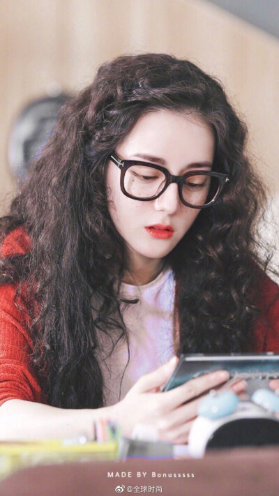 迪丽热巴的浓眉大眼真的太适合羊毛卷发型!