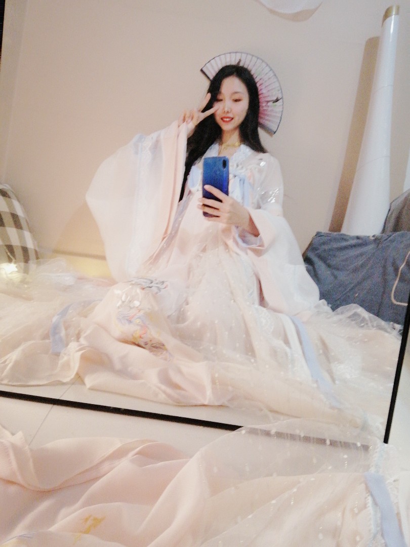 公主切喜欢吗？扇子插头发上估计第一次