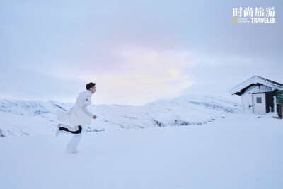 许魏洲 《时尚旅游》二月刊封面大片, 雪地森林, 旷野篝火... 少年的挪威旅行, 感受最自然舒适的生活状态.