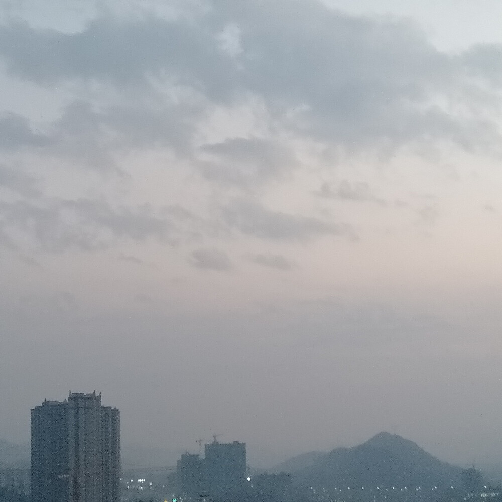 夜色下的城市，傍晚的天空和房屋