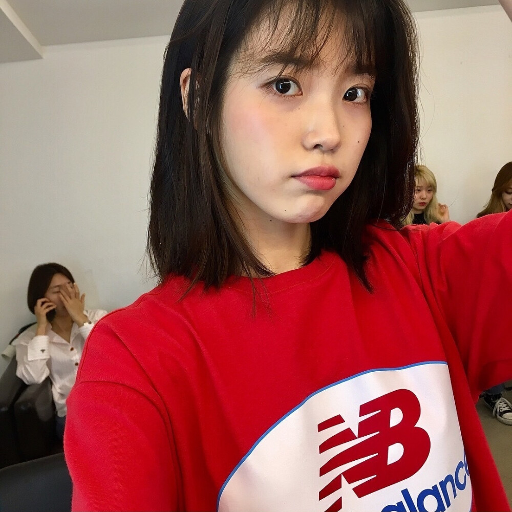 IU 李知恩 ins 高清 壁纸