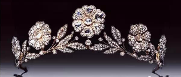 Strathmore Rose Tiara
伊丽莎白小姐，Lady Elizabeth Bowes-Lyon，在1923年从她的父亲，14世Strathmore伯爵处收到了这顶皇冠作为她的婚礼礼物。她也就是后来的伊丽莎白王后。